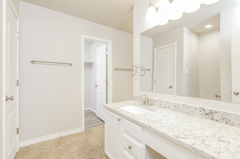 2,300/Mo, 906 Saxonhill Dr San Antonio, TX 78253 Bathroom View