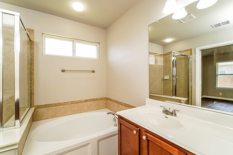 2,175/Mo, 13610 Tivoli Gdns Live Oak, TX 78233 Main Bathroom View