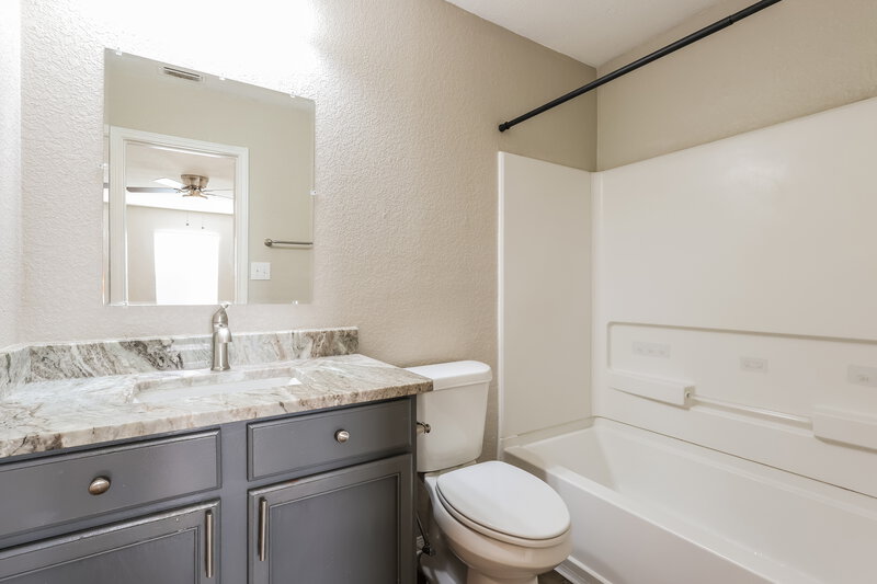 1,425/Mo, 5443 Chase Cyn San Antonio, TX 78252 Main Bathroom View
