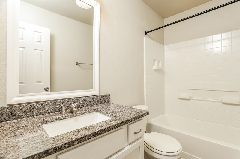 1,510/Mo, 3326 Willet Way San Antonio, TX 78223 Main Bathroom View