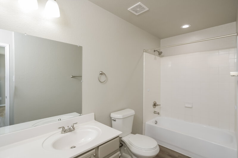 1,680/Mo, 9122 Blazer Pl San Antonio, TX 78245 Main Bathroom View