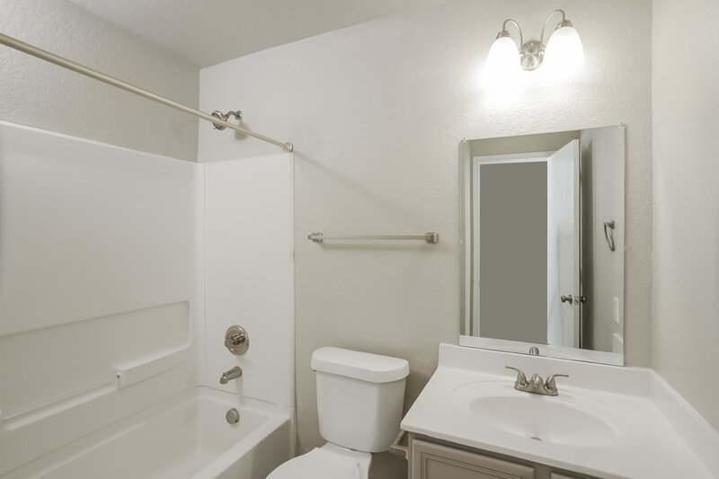 1,680/Mo, 9122 Blazer Pl San Antonio, TX 78245 Bathroom View