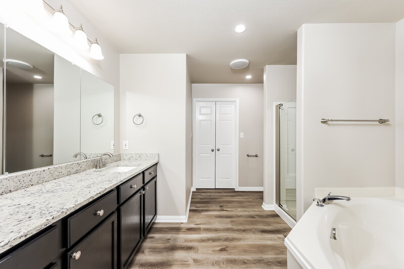 1,990/Mo, 6819 Luckey Path San Antonio, TX 78252 Main Bathroom View