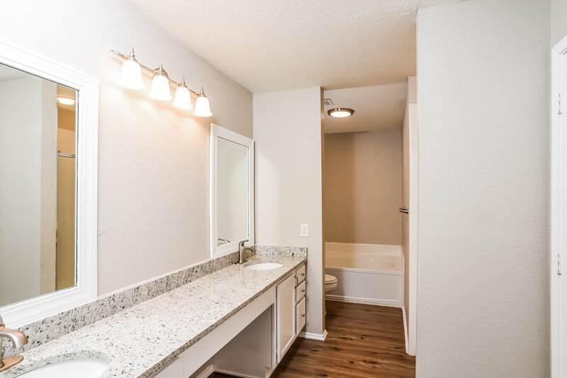 2,060/Mo, 11727 Ripplewood San Antonio, TX 78253 Main Bathroom View 2