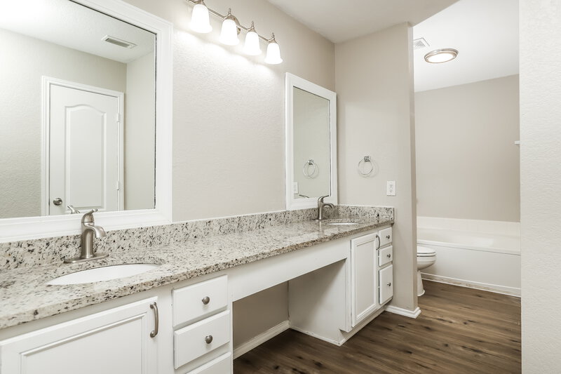 1,910/Mo, 11727 Ripplewood San Antonio, TX 78253 Main Bathroom View