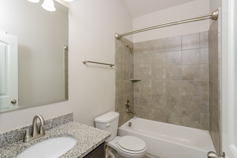 2,060/Mo, 1906 Sirius Grove San Antonio, TX 78245 Main Bathroom View