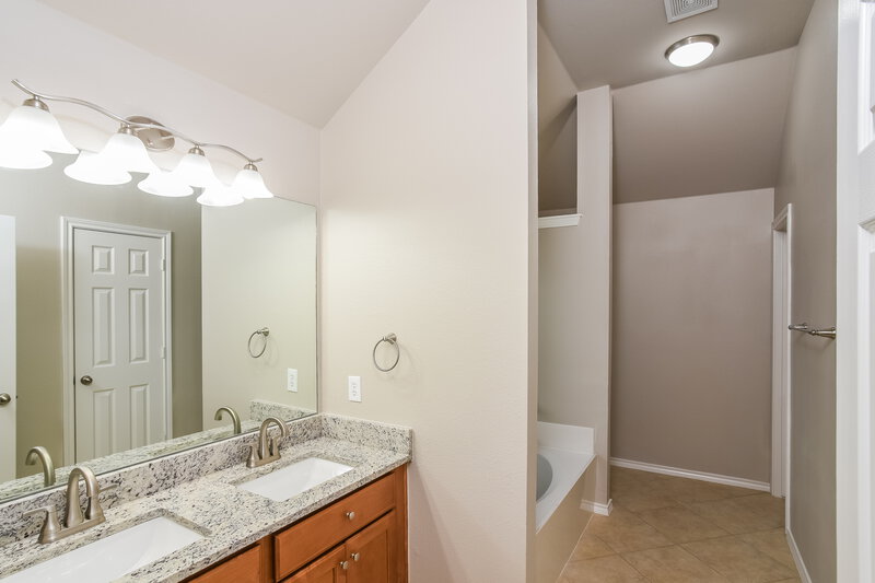 1,865/Mo, 8626 Sarasota Woods San Antonio, TX 78250 Main Bathroom View