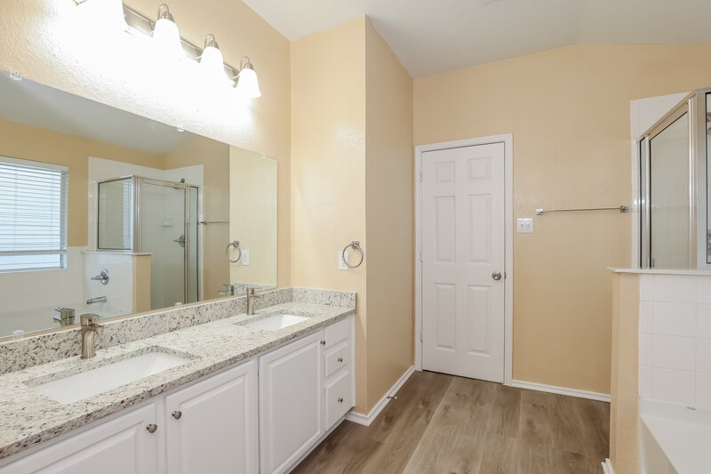 1,920/Mo, 15519 Flowing Spg San Antonio, TX 78247 Main Bathroom View