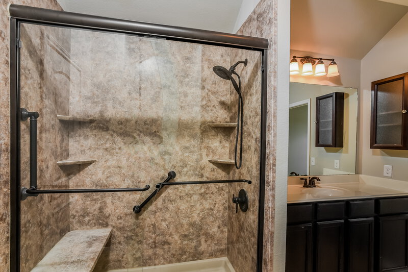 1,830/Mo, 243 Posey Pass New Braunfels, TX 78132 Main Bathroom View 2