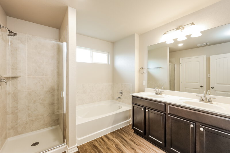 1,950/Mo, 6438 Hoffman Pln San Antonio, TX 78252 Main Bathroom View