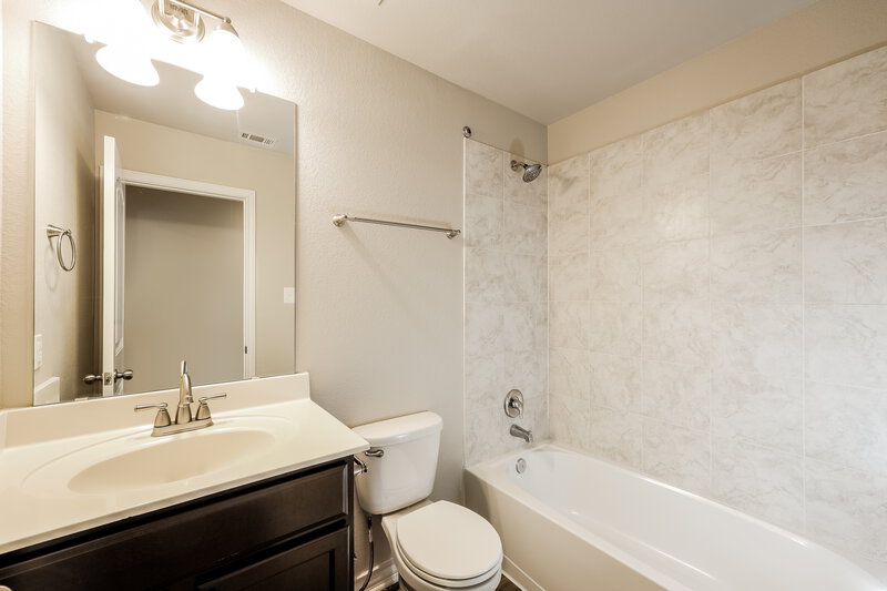1,950/Mo, 6438 Hoffman Pln San Antonio, TX 78252 Bathroom View