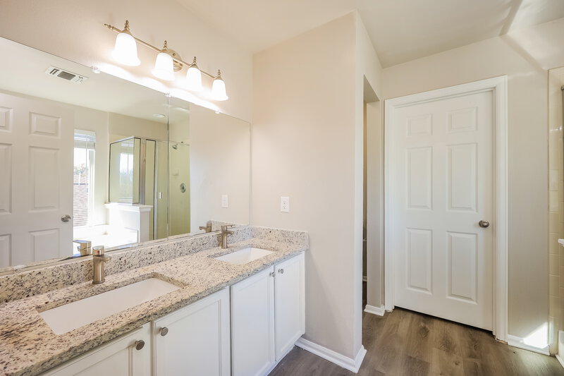 0/Mo, 9475 Mulberry Path San Antonio, TX 78251 Main Bathroom View
