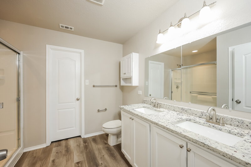 2,105/Mo, 13510 Sundance Scape San Antonio, TX 78245 Bathroom View
