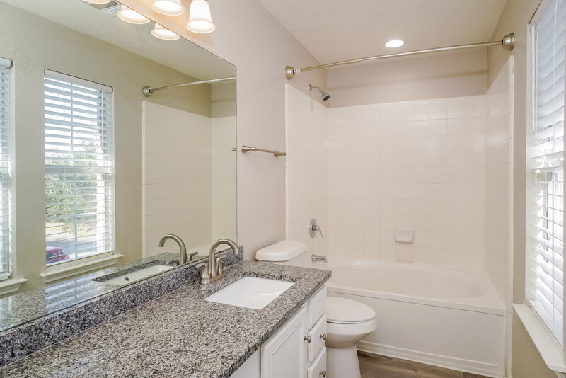 2,155/Mo, 6515 Falcons Hts San Antonio, TX 78233 Main Bathroom View