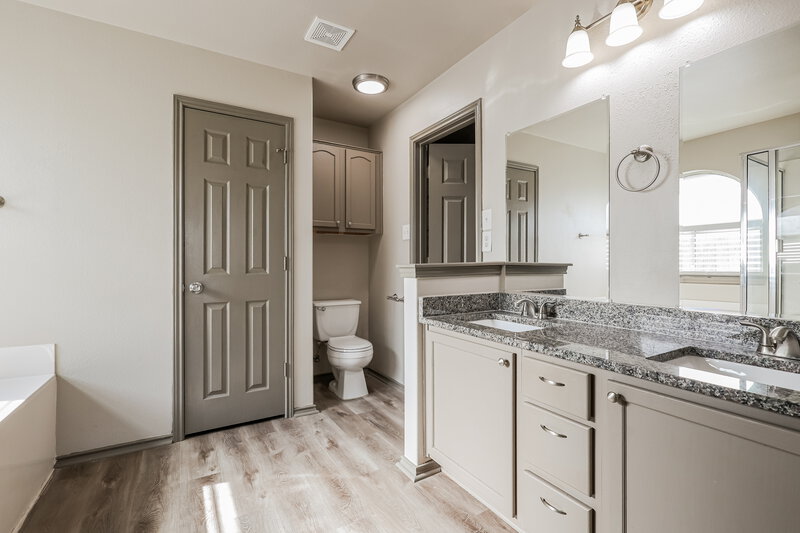 1,660/Mo, 316 Hummingbird Dr New Braunfels, TX 78130 Main Bathroom View