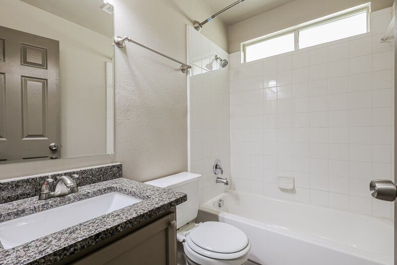 1,660/Mo, 316 Hummingbird Dr New Braunfels, TX 78130 Bathroom View