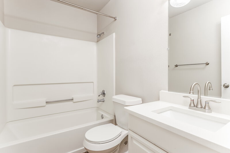 1,580/Mo, 9330 Arden Bnd San Antonio, TX 78250 Main Bathroom View