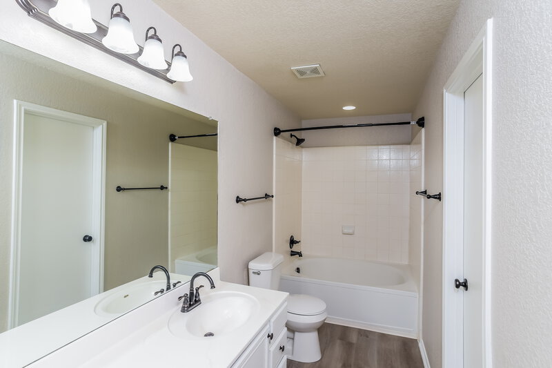 2,070/Mo, 7619 Allendate Peak San Antonio, TX 78254 Main Bathroom View