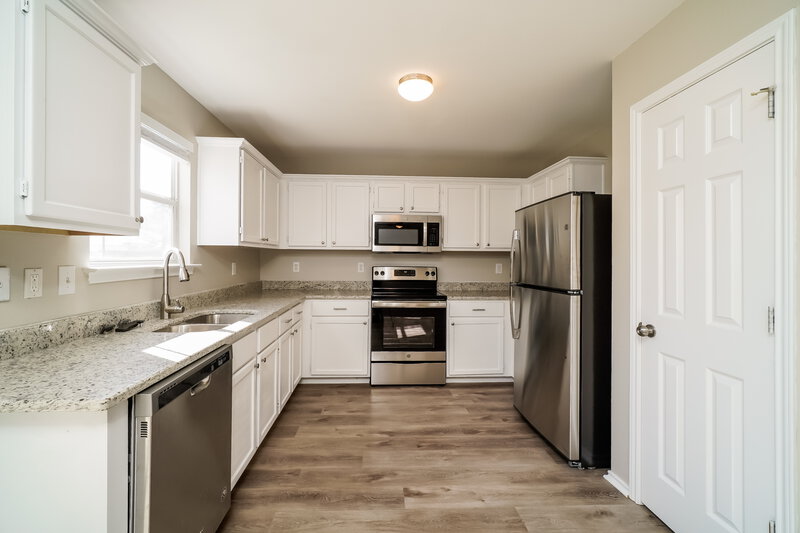 2,230/Mo, 9002 Meadow Spgs Universal City, TX 78148 Kitchen View