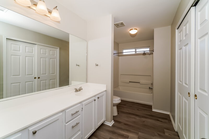 2,230/Mo, 9002 Meadow Spgs Universal City, TX 78148 Main Bathroom View