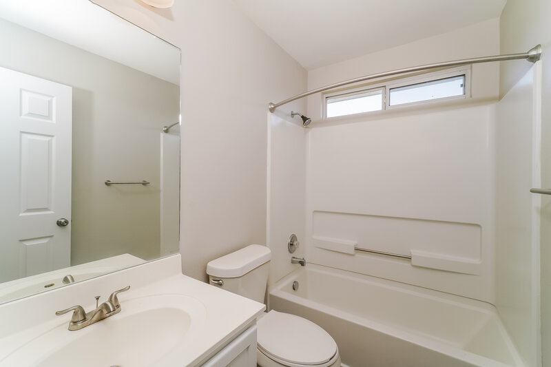 2,230/Mo, 9002 Meadow Spgs Universal City, TX 78148 Bathroom View