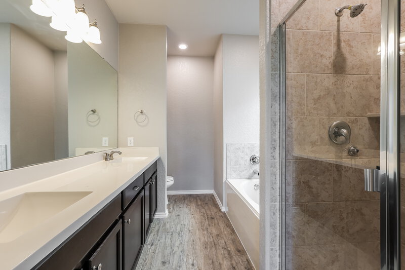 2,090/Mo, 5930 Bridle Bnd San Antonio, TX 78218 Main Bathroom View