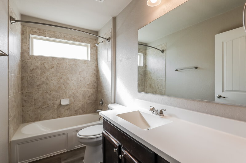 2,090/Mo, 5930 Bridle Bnd San Antonio, TX 78218 Bathroom View