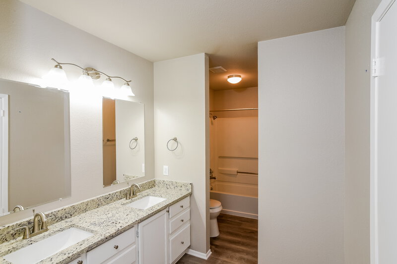 2,170/Mo, 12838 Hunting Bear San Antonio, TX 78249 Main Bathroom View
