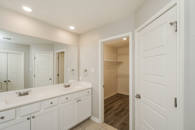2,170/Mo, 11655 Bakersfield Pass San Antonio, TX 78245 Main Bathroom View