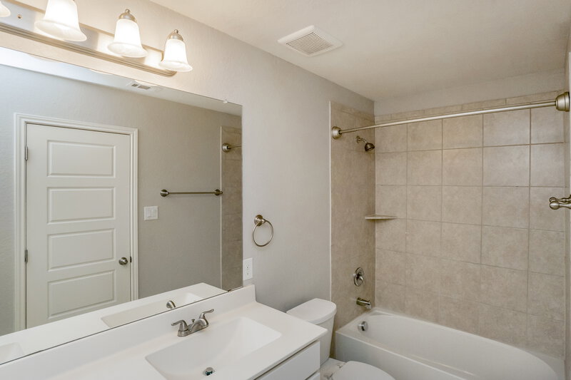 2,170/Mo, 11655 Bakersfield Pass San Antonio, TX 78245 Bathroom View