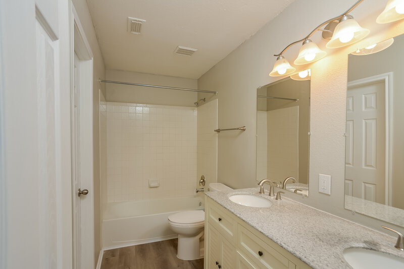 1,615/Mo, 11319 Bronze Sand San Antonio, TX 78253 Main Bathroom View