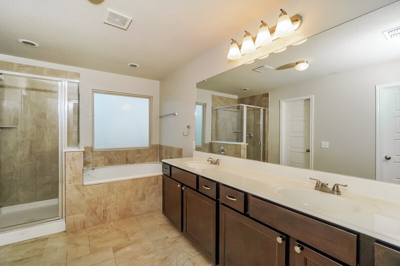 2,320/Mo, 640 Community Dr New Braunfels, TX 78132 Main Bathroom View