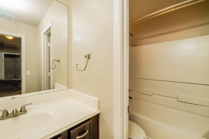 2,320/Mo, 640 Community Dr New Braunfels, TX 78132 Bathroom View