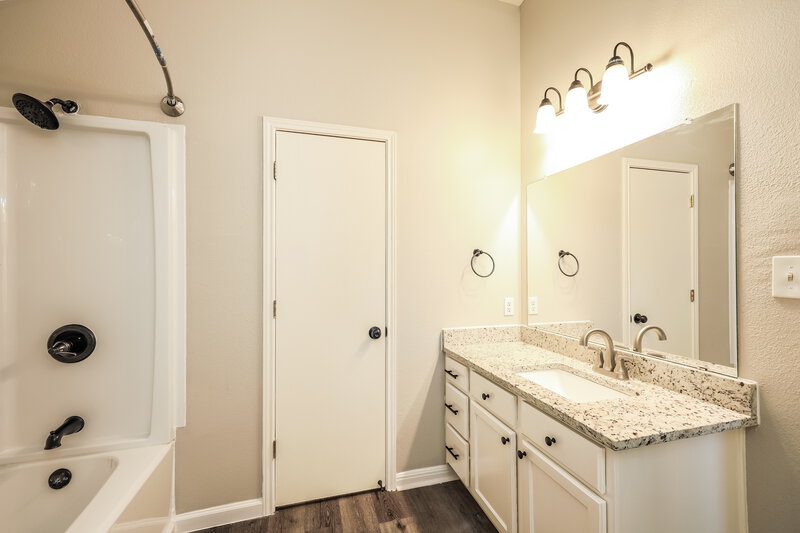 1,670/Mo, 8443 Rita Blanca St Converse, TX 78109 Main Bathroom View