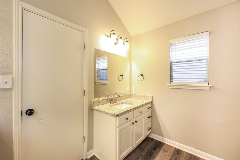 1,670/Mo, 8443 Rita Blanca St Converse, TX 78109 Main Bathroom View 2