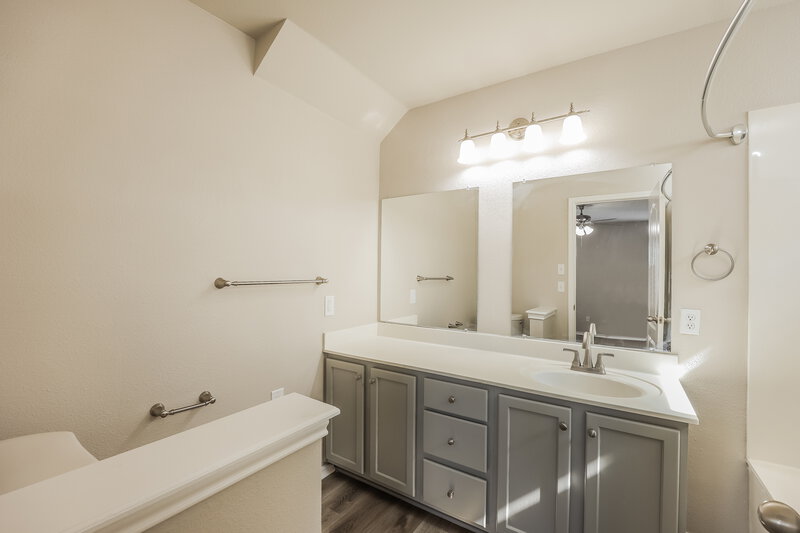 2,320/Mo, 415 Golden Walk San Antonio, TX 78227 Main Bathroom View