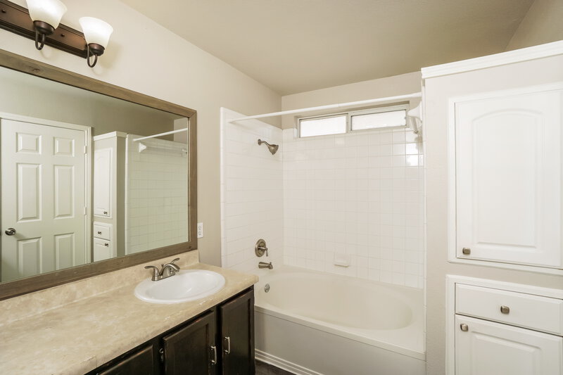 1,820/Mo, 326 Silver Bit San Antonio, TX 78227 Main Bathroom View