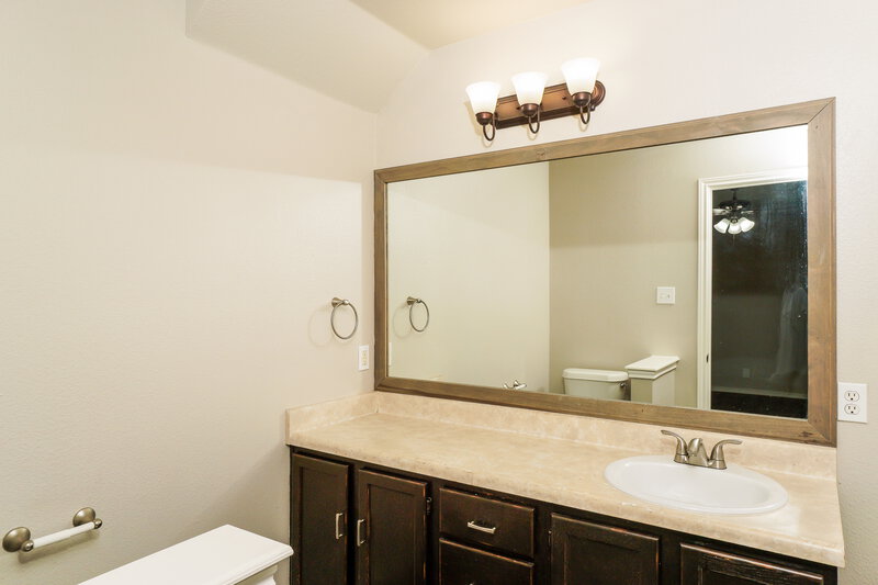 1,820/Mo, 326 Silver Bit San Antonio, TX 78227 Bathroom View 2