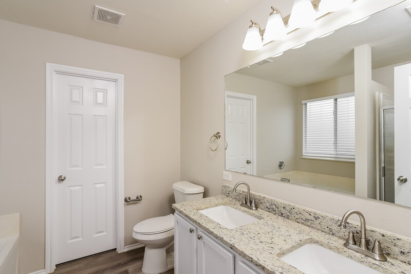 1,955/Mo, 9946 Kent Frst San Antonio, TX 78254 Main Bathroom View