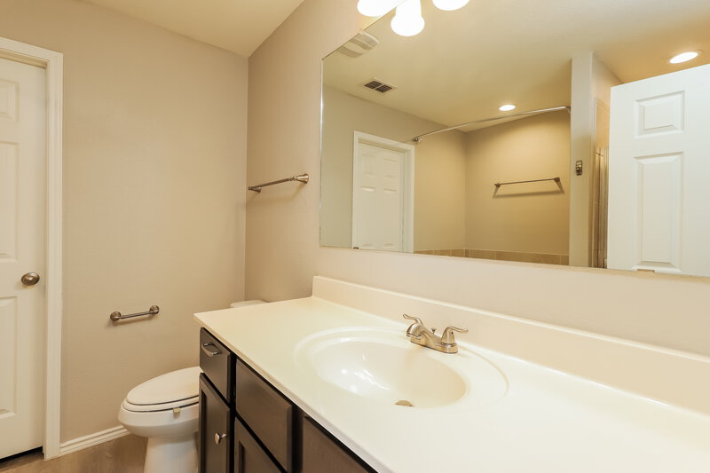 2,035/Mo, 319 Krieghoff Way New Braunfels, TX 78130 Main Bathroom View
