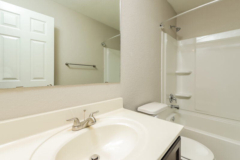 2,035/Mo, 319 Krieghoff Way New Braunfels, TX 78130 Bathroom View