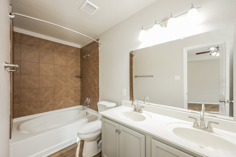 1,875/Mo, 8634 Laguna Rio San Antonio, TX 78251 Main Bathroom View