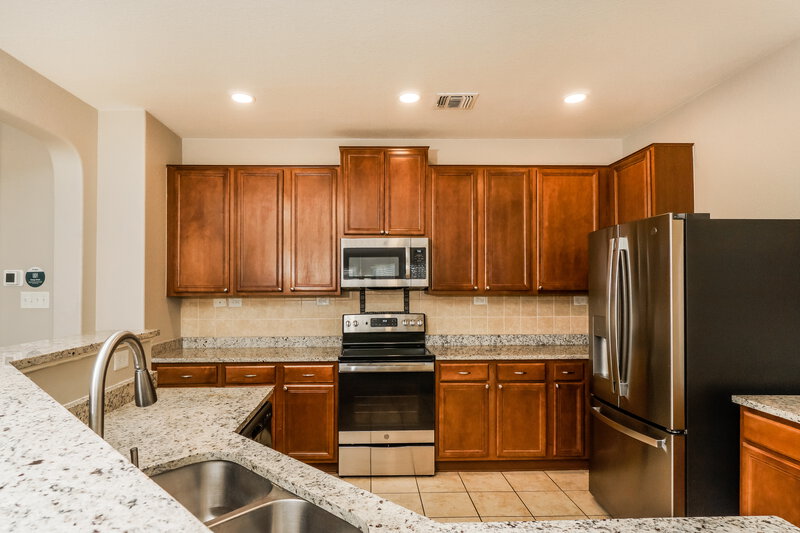 2,300/Mo, 6763 Wayman Rdg Live Oak, TX 78233 Kitchen View 2