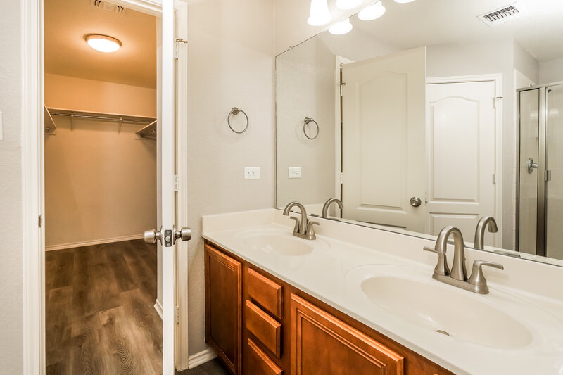 2,300/Mo, 6763 Wayman Rdg Live Oak, TX 78233 Main Bathroom View