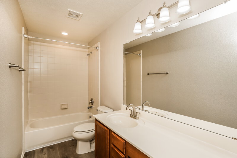 2,300/Mo, 6763 Wayman Rdg Live Oak, TX 78233 Bathroom View