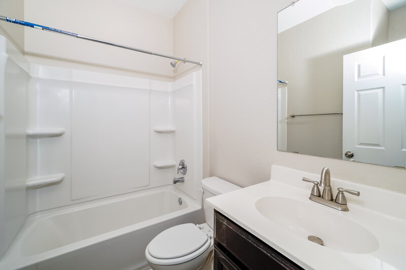 1,790/Mo, 6546 Port Elizabeth Converse, TX 78109 Main Bathroom View