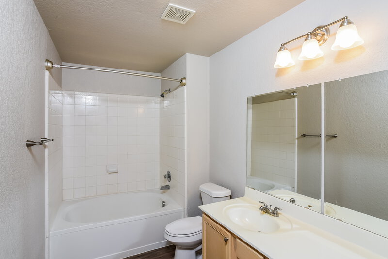 1,770/Mo, 6502 Rosewood Crst San Antonio, TX 78238 Main Bathroom View