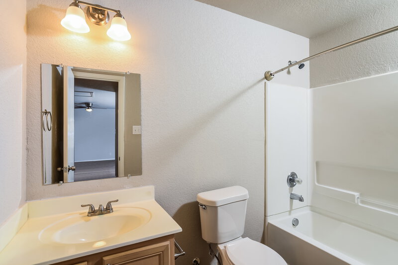 1,770/Mo, 6502 Rosewood Crst San Antonio, TX 78238 Bathroom View