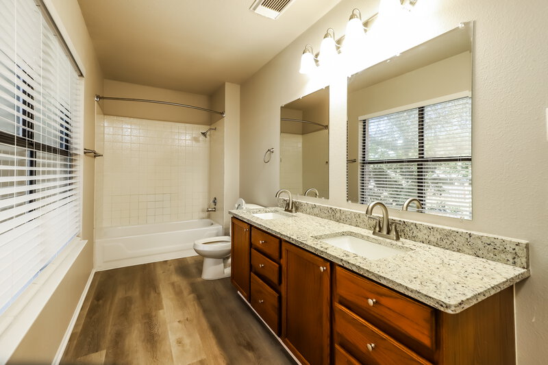 2,315/Mo, 10420 Arbor Blf San Antonio, TX 78240 Main Bathroom View
