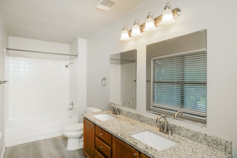 2,180/Mo, 10420 Arbor Blf San Antonio, TX 78240 Main Bathroom View
